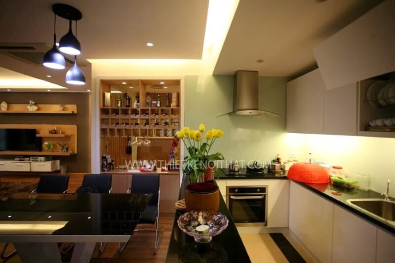 Thi công nội thất bếp hiện đại sử dụng tone màu trắng sáng tự nhiên làm màu nền