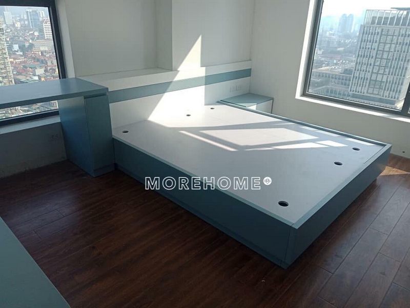 Phòng ngủ của bé tận dụng tối đa ánh sáng từ cửa số lớn giúp phòng bé luôn thoáng đãng